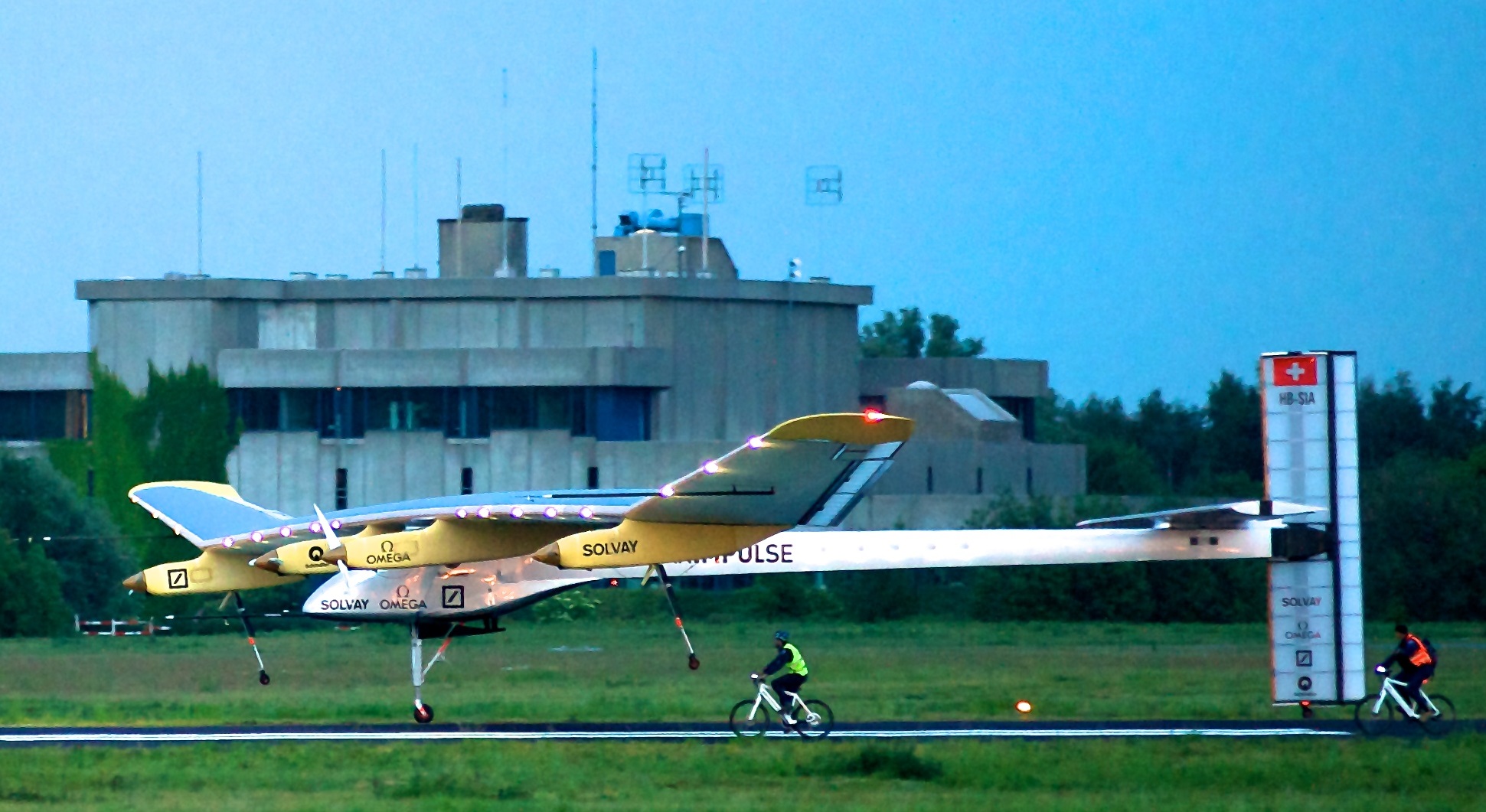 Solar Impulse_HB-SIA_landing_Brussels_Airport_3-crop