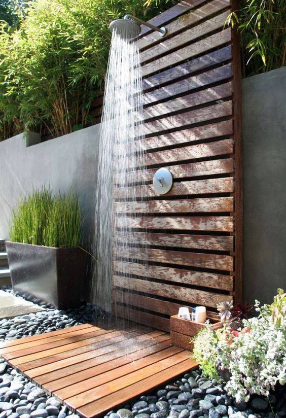 Prysznic ogrodowy z palet